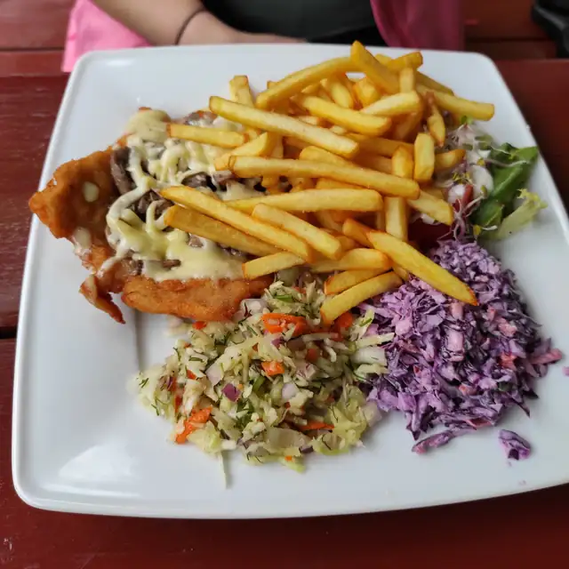 Kotlet schabowy z frytkami i trzema surówkami
